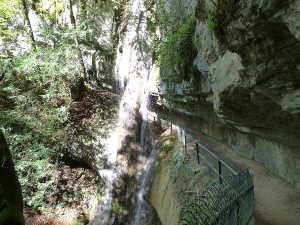 Au retour, la petite cascade d'Angon. Le chemin passe derrière.