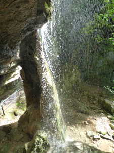 La petite cascade d'Angon avec la 'langue' de pierre et de tuf.