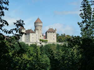Le chateau de Montrottier, en surplomb des gorges.